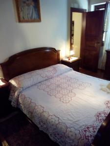 锡耶纳La Belle Maison的卧室配有带白色棉被的床