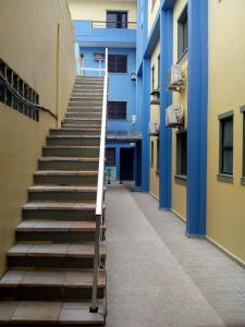 伯迪亚哥27 Praia Hotel - Frente Mar的蓝色建筑旁边的楼梯