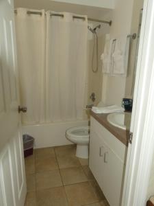 克利尔沃特桑德格洛别墅的浴室配有卫生间、淋浴和盥洗盆。