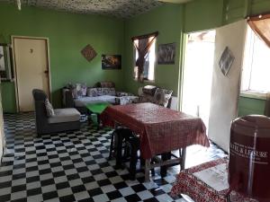 姆鲁Mulu D cave homestay的客厅拥有绿色的墙壁和 ⁇ 格地板