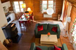 ZislowFerienhaus am Zylinderberg的客厅配有绿色沙发和桌子
