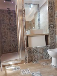 阿尔巴诺拉齐亚莱阿尔缇耶利别墅酒店的带淋浴、卫生间和盥洗盆的浴室