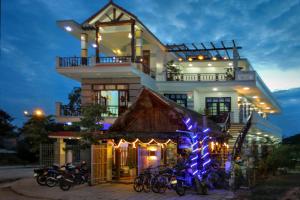 会安Hoi An Sea Sunset Homestay and Bar的停在前面的摩托车建筑