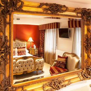 格拉辛顿格拉辛顿之家旅馆的配有床和椅子的镜子