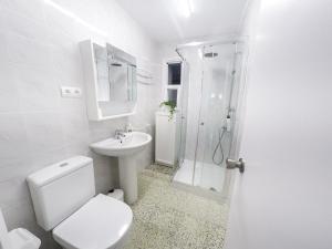 德拉塞尔瓦港carpe diem beach front cat的白色的浴室设有卫生间和淋浴。