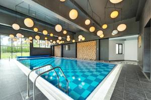 班斯科3 Mountains Hotel的一个带蓝色瓷砖和灯光的游泳池