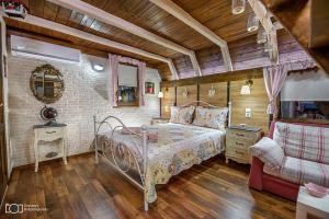 特里卡拉Traditional Guesthouse的一间卧室配有一张床、一张沙发和一把椅子
