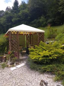 ImerIl Ciliegio的花园内带桌椅的木制凉亭