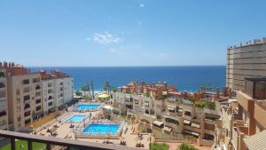 阿尔姆尼卡Apartamento con vistas en Mariote的享有带游泳池和大海的度假胜地的景致