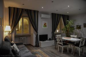 都灵卡萨城堡弗洛里亚纳公寓的客厅配有沙发和桌子