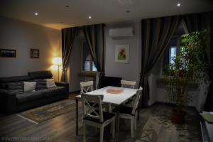 都灵卡萨城堡弗洛里亚纳公寓的客厅配有桌椅和沙发