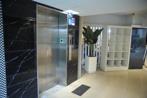 台北宜家居商旅的大厅的电梯,设有黑色大理石墙壁