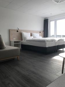 AlpenHotel an der Burgschänke的一间卧室配有一张大床和一张沙发