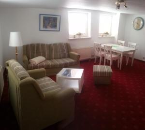 宾茨范斯克别墅公寓的客厅配有沙发和桌子