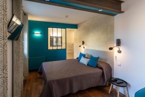 Citotel Le Regina Bordeaux Gare Saint-Jean客房内的一张或多张床位