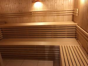 爱尔福特Pension Neuerbe的一个带木凳和灯光的桑拿浴室