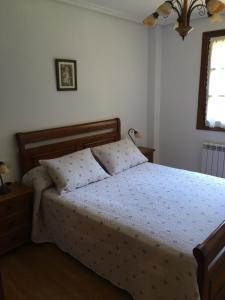 苏加拉穆尔迪Bizentenea的一间卧室设有一张床和一个窗口