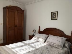 苏加拉穆尔迪Bizentenea的一间卧室配有一张床和一个木制橱柜