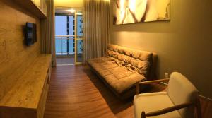 马塞约Gray Home Maceio - Condominio JTR的客厅配有沙发和椅子