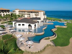 圣何塞德尔卡沃Secrets Puerto Los Cabos Golf & Spa18+的享有带游泳池的度假村的空中景致