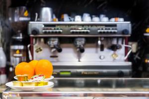 萨拉曼卡卡斯特拉诺I酒店的柜台上带橙子的咖啡机