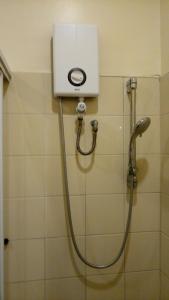邦劳特奥菲斯塔酒店的墙上的软管淋浴