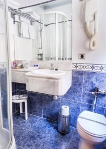 萨拉曼卡卡斯特拉诺I酒店的一间带水槽和卫生间的浴室