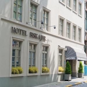 布鲁日Hotel Biskajer by CW Hotel Collection - Adults Only的大楼前的酒店标志
