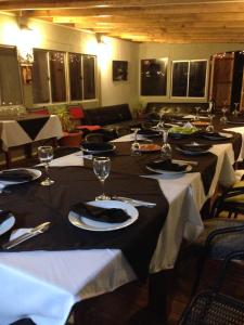 蓬塔乔罗斯Punta de domos的一组桌子,配上盘子和酒杯