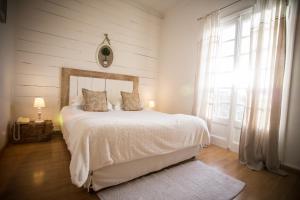 丰维耶La Regalido的卧室配有白色的床和窗户。