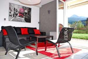 维拉尔-德朗Chalet de Montagne Villard de Lans的客厅配有沙发和两把椅子