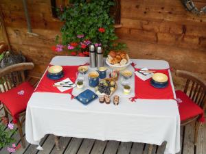 圣保罗恩查拉Le Grenier的一张桌子,上面有白色的桌布和食物