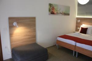 罗维尼AURA Residence的酒店客房,设有床和脚凳