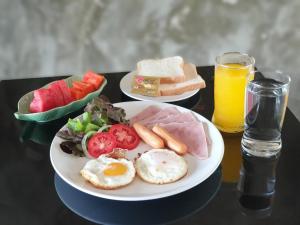 清刊Chiang Klong Riverside Resort的一盘早餐食品和一杯橙汁