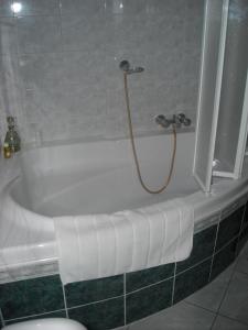 蒙斯B&B La Chrysalide的带浴缸和淋浴的浴室