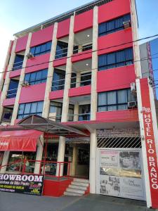 热基耶Hotel Rio Branco的前面有标志的红色建筑