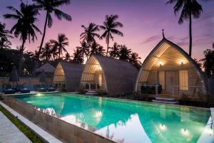吉利美诺Gili Meno Escape - Adults Only的一个带游泳池和棕榈树的度假村