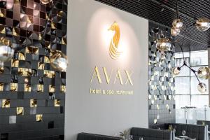 克拉斯诺达尔Grand Spa Hotel Avax的带有酒店和Spa餐厅标志的墙壁