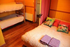 库拉考廷Hostal Epu Pewen的一间卧室配有两张双层床和镜子