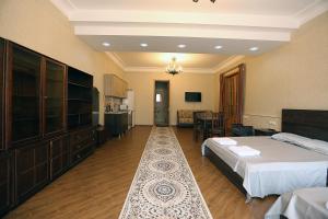 库塔伊西Center Villa Kutaisi的酒店客房带一张床和一个厨房