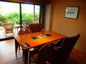 上山市梅格苏松酒店的用餐室配有桌椅和桌子