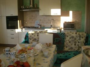 皮希纳斯S'Olivariu Village Affittacamere的厨房配有餐桌和食物