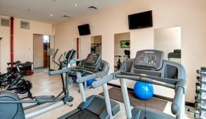 圣何塞Studio Hotel Boutique的健身房设有2台跑步机和心肺功能训练器材