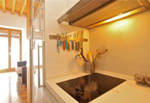 Apartamento Duplex Gomerez 39的厨房或小厨房