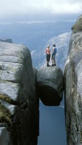 TjørhomSirdal的两个人站在岩层顶上
