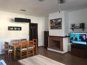 埃尔博斯克El Bosque, tu entrada a la Sierra Gaditana.的客厅设有餐桌和电视
