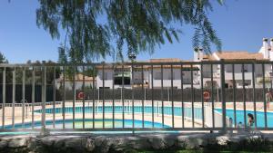 埃尔博斯克El Bosque, tu entrada a la Sierra Gaditana.的建筑前带游泳池的围栏