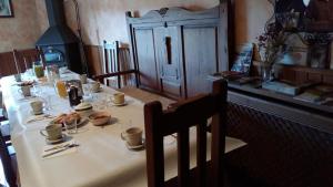 El FragoLa Posada del Arba的一张桌子,上面有白色的桌布,上面有食物