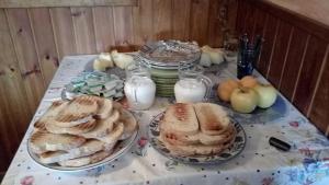 El FragoLa Posada del Arba的一张桌子,上面放着两盘食物