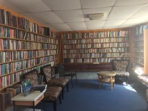 ShoshoneShoshone RV Park的书架上书架的图书馆
